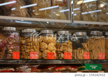 香港・徳輔道西の高級乾物店で売られる高級食材。何に使われるか分からない乾物も多い 香港・徳輔道西の高級乾物店で売られる高級食材。何に使われるか分からない乾物も多い 134282432