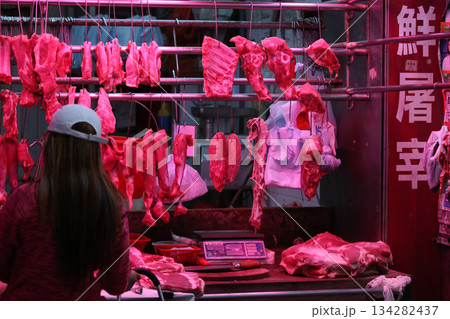 香港の市場の肉屋で売られる豚肉。牛肉や鶏肉より高級で高価。中国人は豚肉が大好きだ 134282437