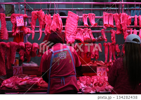 香港の市場の肉屋で売られる豚肉。牛肉や鶏肉より高級で高価。中国人は豚肉が大好きだ 香港の市場の肉屋で売られる豚肉。牛肉や鶏肉より高級で高価。中国人は豚肉が大好きだ 134282438
