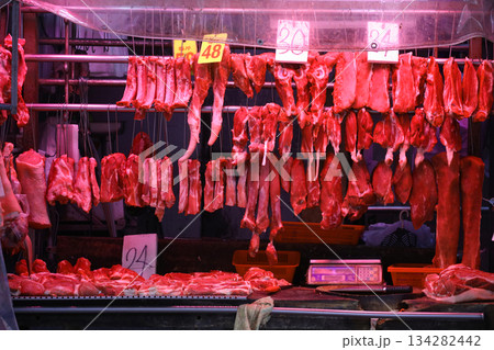 香港の市場の肉屋で売られる豚肉。牛肉や鶏肉より高級で高価。中国人は豚肉が大好きだ 134282442