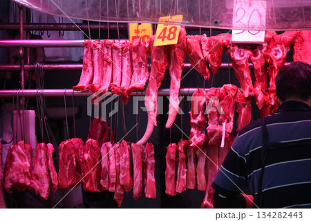 香港の市場の肉屋で売られる豚肉。牛肉や鶏肉より高級で高価。中国人は豚肉が大好きだ 134282443