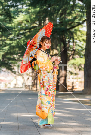 はたちの集い,二十歳のつどい,成人式で着物,振袖を着る女性 134282793