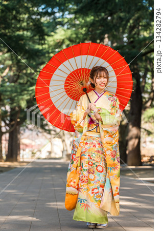 はたちの集い,二十歳のつどい,成人式で着物,振袖を着る女性 134282794