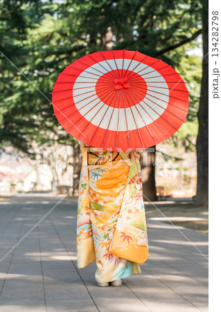 はたちの集い,二十歳のつどい,成人式で着物,振袖を着る女性 はたちの集い,二十歳のつどい,成人式で着物,振袖を着る女性 134282798