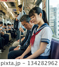 電車に乗るパパとJKの娘 134282962