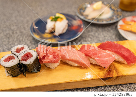 木の寿司下駄に並んだマグロ寿司の盛り合わせ 木の寿司下駄に並んだマグロ寿司の盛り合わせ 134282963