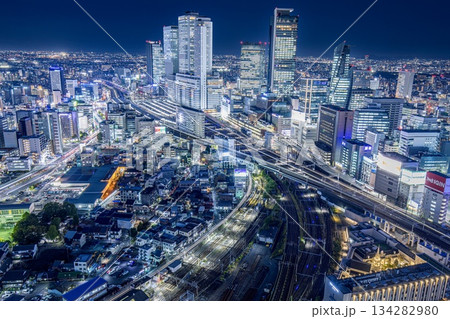名古屋市、グローバルゲートから眺める名古屋駅の夜景 名古屋市、グローバルゲートから眺める名古屋駅の夜景 134282980