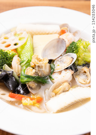 おいしい中華料理、野菜海鮮塩炒め 134283046