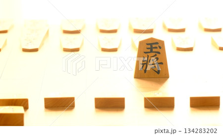 将棋の王将が立つイメージ素材 134283202