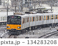雪の降る東京を走る通勤電車（東武50050系） 134283208