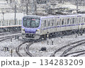 雪の降る東京を走る通勤電車（東京メトロ18000系） 134283209