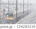 雪の降る東京を走る通勤電車（東武50050系） 134283210