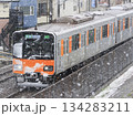 雪の降る東京を走る通勤電車（東武50050系） 134283211
