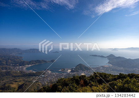周防大島の嵩山展望台から眺める瀬戸内海の絶景 周防大島の嵩山展望台から眺める瀬戸内海の絶景 134283442