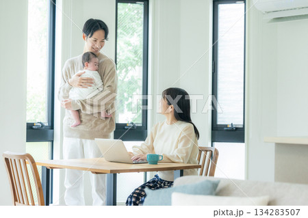 育児をするパパ　テレワークするママ 134283507