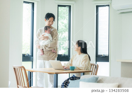 育児をするパパ テレワークするママ 育児をするパパ テレワークするママ 134283508