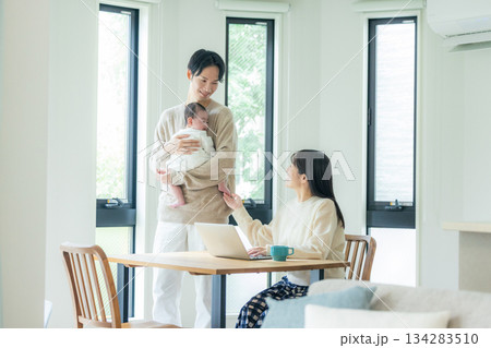 育児をするパパ　テレワークするママ 134283510
