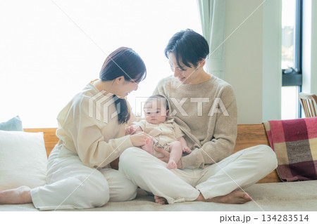 赤ちゃんを抱く夫婦 赤ちゃんを抱く夫婦 134283514