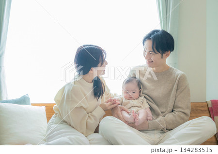 赤ちゃんを抱く夫婦 134283515