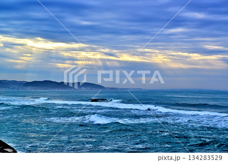湘南海岸 七里ヶ浜海岸から相模湾 早朝の光芒 134283529
