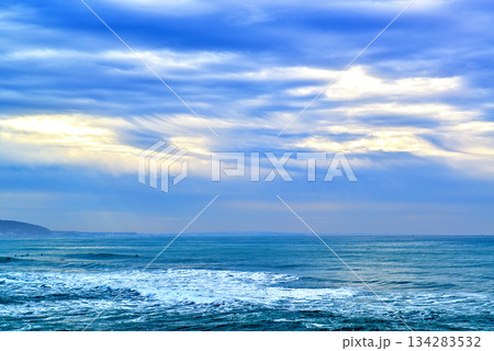 湘南海岸 七里ヶ浜海岸から相模湾 早朝の光芒 湘南海岸 七里ヶ浜海岸から相模湾 早朝の光芒 134283532