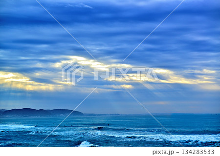 湘南海岸 七里ヶ浜海岸から相模湾 早朝の光芒 134283533