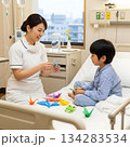 入院中の子供と折り紙で遊んであげる優しいナース 134283534