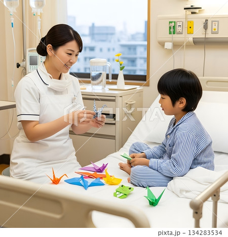 入院中の子供と折り紙で遊んであげる優しいナース 134283534
