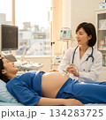 妊婦のお腹を健診する産婦人科医 134283725