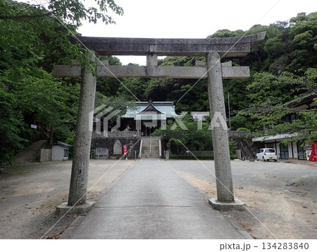 徳島県鳴門市北灘町粟田にある神社で、古くから目の神さまとして信仰されている神社である葛城神社 134283840