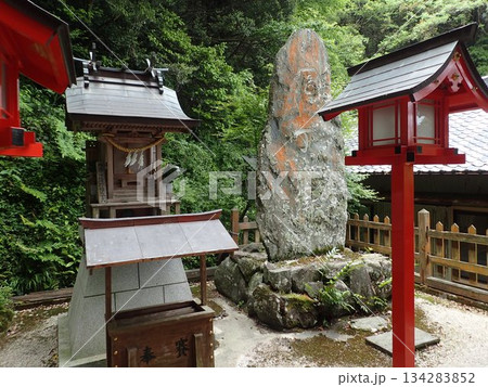 徳島県鳴門市北灘町粟田にある神社で、古くから目の神さまとして信仰されている神社である葛城神社 134283852