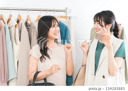 クレジットカードを使う女性(買い物・ショッピング・電子決済) クレジットカードを使う女性(買い物・ショッピング・電子決済) 134283883