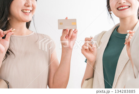 クレジットカードを使う女性(買い物・ショッピング・電子決済) クレジットカードを使う女性(買い物・ショッピング・電子決済) 134283885