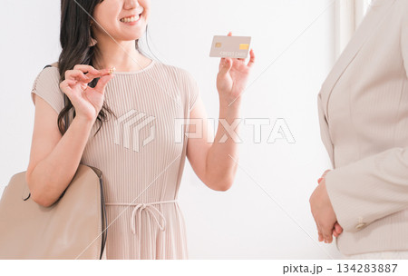 クレジットカードでショッピングする若いアジア人女性（ポイ活・クレカ払い） 134283887