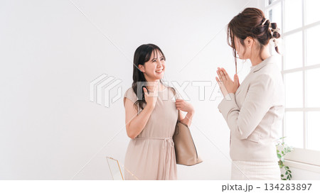 宝石店・アクセサリー・ジュエリーショップ・百貨店で指輪を選ぶ女性と販売員・スタッフ 134283897