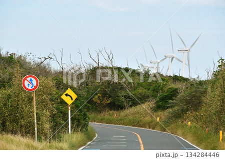 道路標識と風車発電機_02 134284446