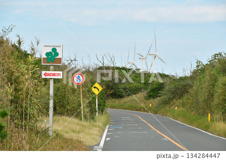 道路標識と風車発電機_01 134284447