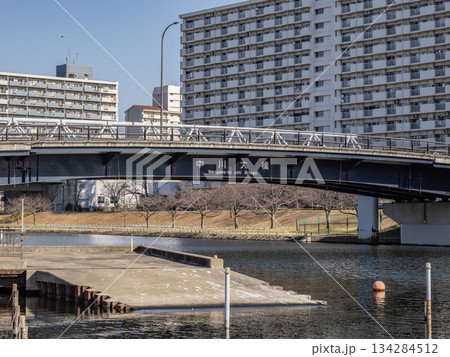 旧中川に架かる「中川大橋」の橋名表示 134284512