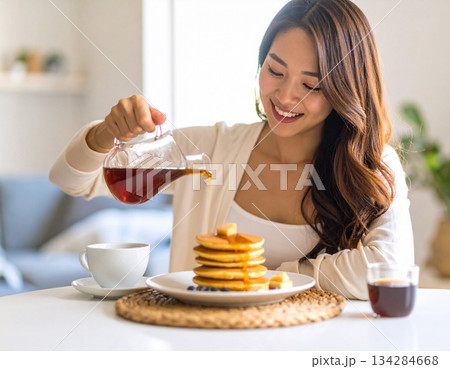 ホットケーキを食べる若い女性 134284668