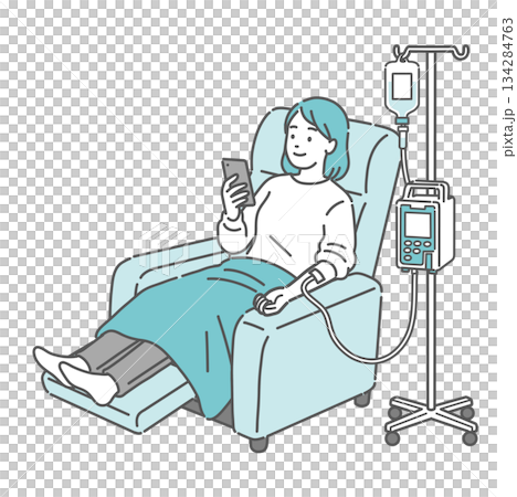 一名女子躺在躺椅上，一邊看著智慧型手機一邊接受靜脈輸液（門診化療，穿著休閒服，使用輸液幫浦） 134284763