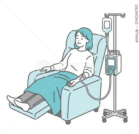 リクライニングチェアで点滴中に眠る女性（外来化学療法・休息） 134284765