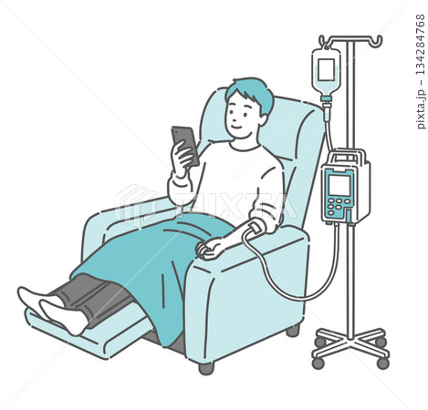 リクライニングチェアで点滴中にスマホを見る男性（外来化学療法・私服・輸液ポンプ） 134284768