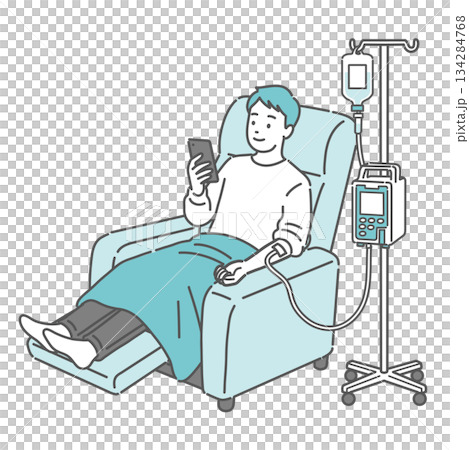 リクライニングチェアで点滴中にスマホを見る男性（外来化学療法・私服・輸液ポンプ） 134284768