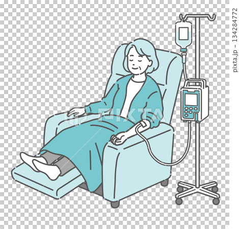 一位老年婦女在躺椅上睡覺，同時接受靜脈輸液（透析、化療、休息）。 134284772