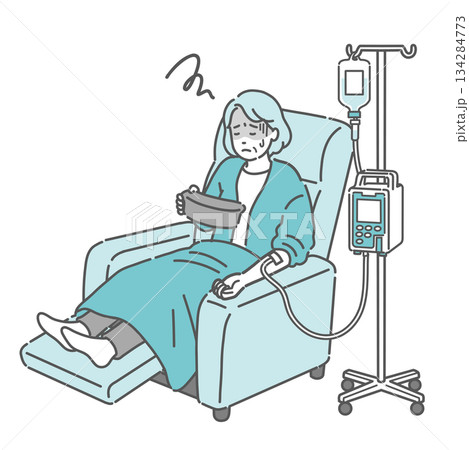 点滴中にガーグルベースを持って吐き気を感じる高齢女性（透析・化学療法・副作用） 134284773