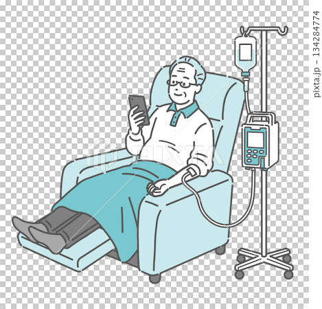 リクライニングチェアで点滴中にスマホを見る高齢男性（透析・化学療法・輸液ポンプ） 134284774
