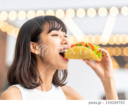 タコスを食べる若い女性 134284783