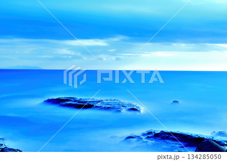 江ノ島 湘南大堤防から観た相模湾の風景 長秒撮影 江ノ島 湘南大堤防から観た相模湾の風景 長秒撮影 134285050
