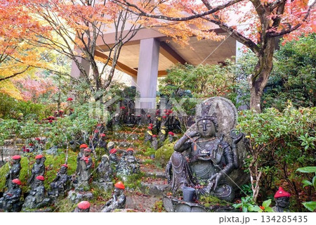 紅葉と小さなお地蔵さんたち 紅葉と小さなお地蔵さんたち 134285435