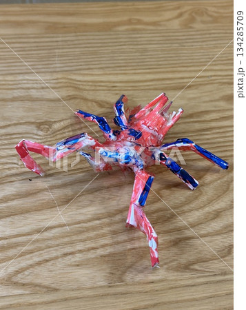 子どもが割り箸・折り紙・テープで制作したクモ(タランチュラ風)クラフトオブジェ 子どもが割り箸・折り紙・テープで制作したクモ(タランチュラ風)クラフトオブジェ 134285709